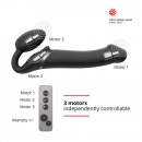 Vibrating Strap-On M Black - zakrzywiony silikonowy strap-on wibracyjny z pilotem zdalnego sterowania i wodoodpornością IPX7 - 4