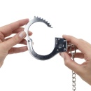 Kajdanki erotyczne Metal Handcuffs - stal polerowana, łańcuszek, zamek z kluczykiem, stały profil mankietów - 7