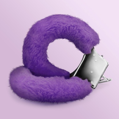 Futrzane Kajdanki BDSM Love Cuffs Fioletowe - Regulowane z Bezpiecznym Zamknięciem - 1 2