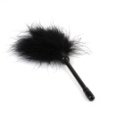 Pleasure Feather Tickler - Piórko do laskotania z bukietem włókien syntetycznych i uchwytem PVC, 21 cm - 5