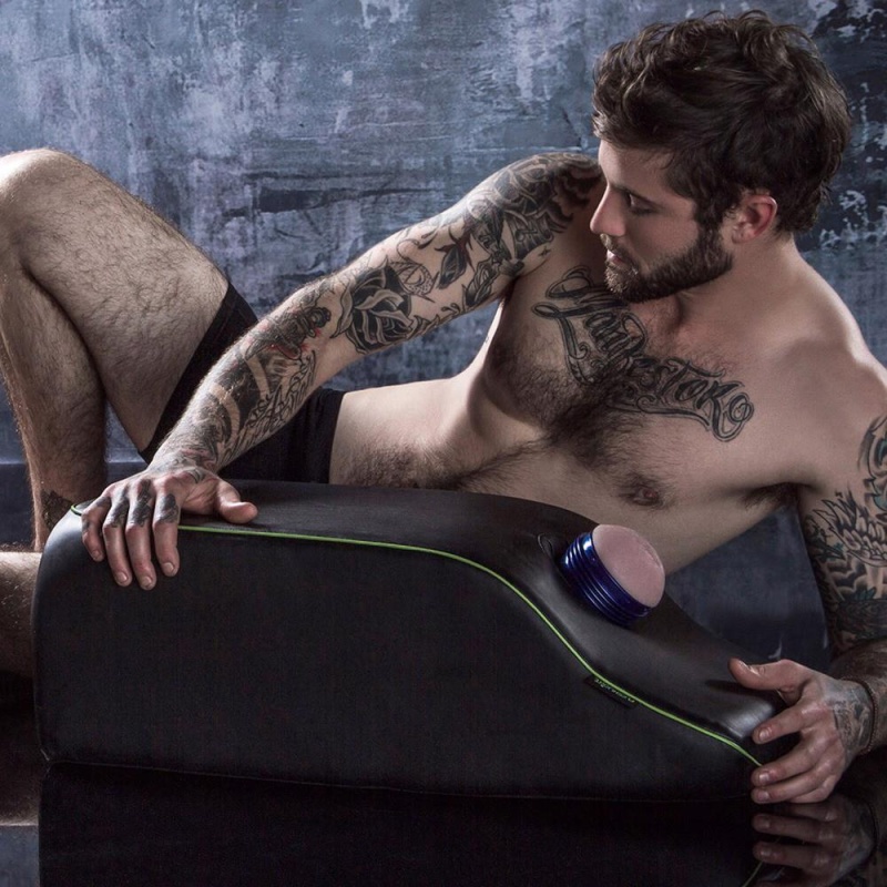 Poduszka do masturbacji Mount on a Mission z wgłębieniem na uchwyt, 68,5 cm - 2